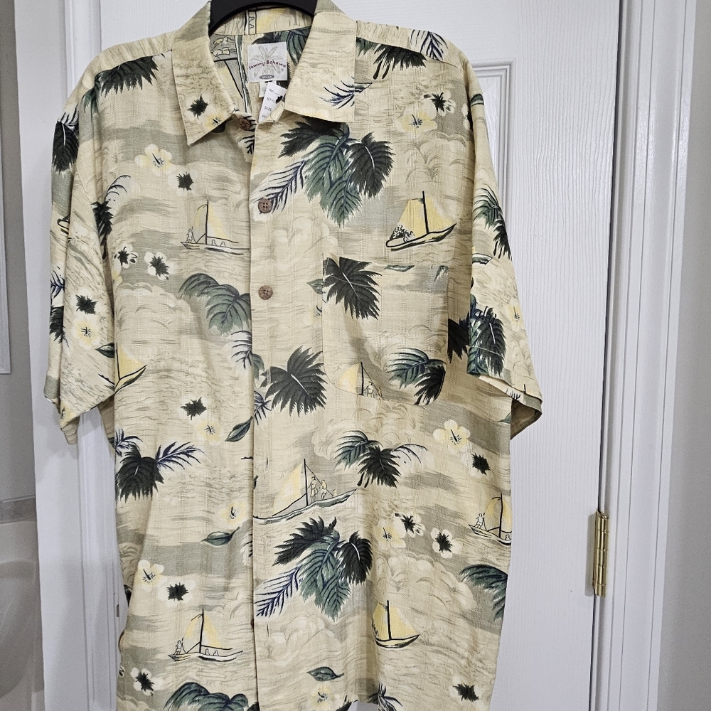 Tommy Bahama Men Short Sleeve Button-Up Palm Trees Hawaiian Shirt  RELAX MEDIUM